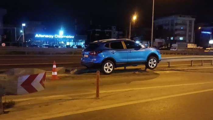 Araç bariyerde askıda kaldı, sürücü olay yerinden gitti