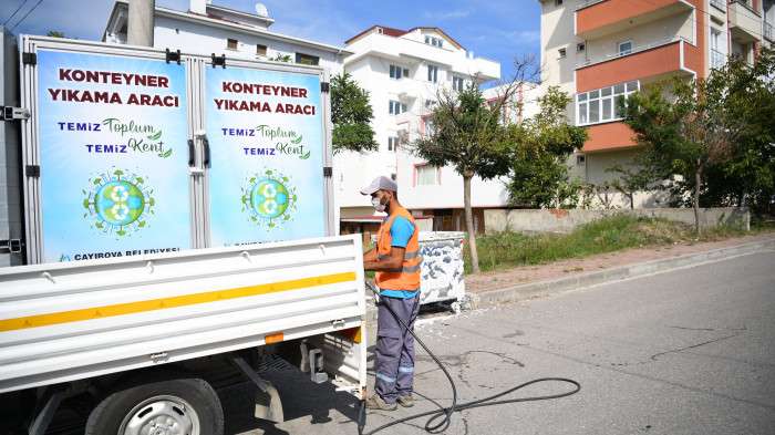 Çöp konteynerleri yerinde dezenfekte ediliyor