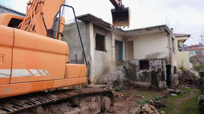 Körfez'de tehlike arz eden binalar yıkıldı