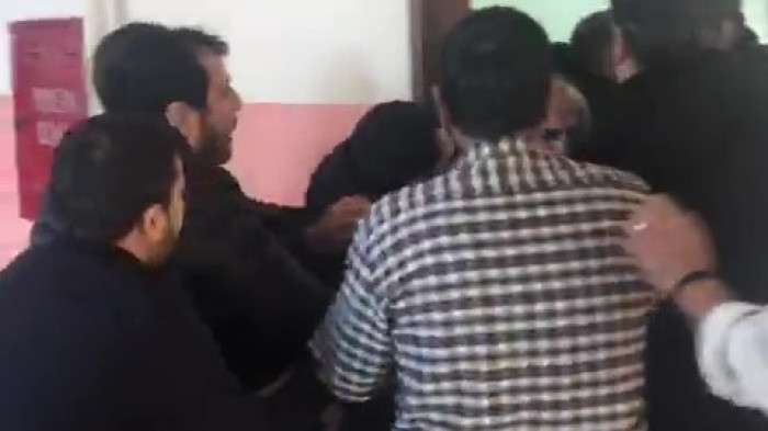 Okulu basan veliler öğretmenleri darp etti