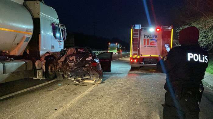 Tanker park halindeki otomobile çarparak 200 metre sürükledi