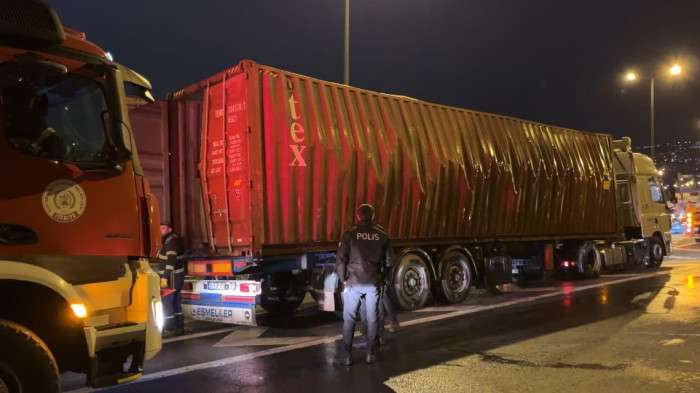 TEM’de tır dorsesinde patlama: 1 itfaiye eri yaralandı